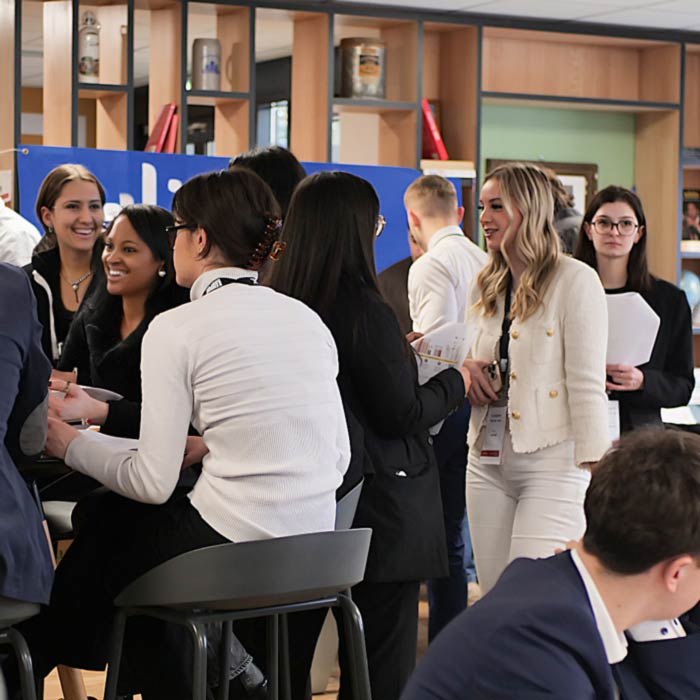 Journée Portes Ouvertes à ESARC Strasbourg : des étudiants et des visiteurs échangent dans un espace moderne et convivial, découvrant les opportunités offertes par l’école.