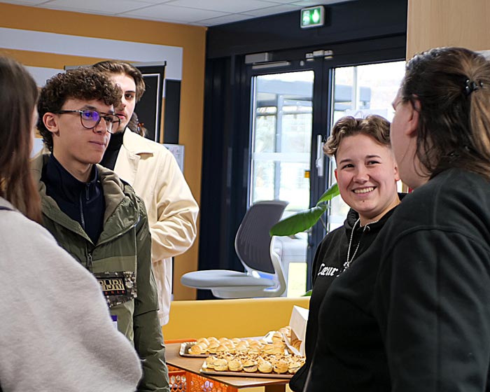 Journée Portes Ouvertes à ESARC Strasbourg : des étudiants et des visiteurs échangent dans un espace moderne et convivial, découvrant les opportunités offertes par l’école.